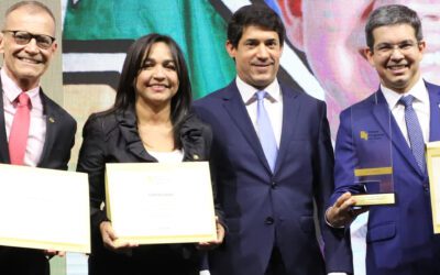 PRESIDENTE DO FORVM ENTREGA PRÊMIO CONGRESSO EM FOCO AOS SENADORES ESCOLHIDOS PELA IMPRENSA