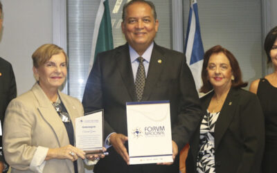 FORVM ENTREGA HOMENAGEM AO SENADOR EDUARDO GOMES